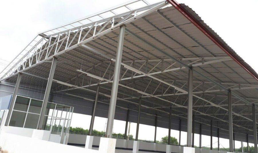 Các Bước Triển Khai Dự Án Xây Dựng Nhà Xưởng Tiêu ChuẩnMột dự án xây dựng nhà xưởng thành công cần tuân thủ một lộ trình khoa học, được chia thành các giai đoạn rõ ràng để dễ dàng kiểm soát tiến độ, chất lượng và quản trị rủi ro. 1. Giai đoạn Chuẩn bị Đầu tư và Khảo sát Hiện trạng Đây là bước khởi đầu mang tính quyết định, cung cấp toàn bộ dữ liệu đầu vào cho các tính toán kỹ thuật. Xây Dựng TKD tập trung vào: Thu thập dữ liệu công năng: Làm việc chặt chẽ với chủ đầu tư để xác định rõ quy trình vận hành, sơ đồ luân chuyển vật liệu, và vị trí lắp đặt máy móc. Khảo sát trắc địa địa hình: Đo đạc hiện trạng, xác định mốc giới và lập bản đồ cao độ để tính toán khối lượng đào đắp và định vị tim trục công trình. Khoan khảo sát địa chất: Phân tích cấu trúc tầng đất, sức chịu tải và cao độ mực nước ngầm để kỹ sư đưa ra phương án móng phù hợp nhất. 2. Giai đoạn Thiết kế Nhà Xưởng và Lập Hồ sơ Kỹ thuật Hồ sơ thiết kế của Xây Dựng TKD cụ thể hóa nhu cầu công năng thành các thông số chính xác: Thiết kế xây dựng cơ sở: Quy hoạch tổng mặt bằng, phân chia rõ ràng các khu chức năng như xưởng sản xuất, kho, văn phòng, nhà ăn, bãi đỗ xe. Thiết kế bản vẽ thi công chi tiết: Bao gồm chi tiết kiến trúc bao che (tường, mái, cửa), kết cấu chịu lực (khung thép, cột, kèo), và mạng lưới cơ điện (M&E) cho hệ thống cấp điện, chiếu sáng, cấp thoát nước, điều hòa thông khí. 3. Giai đoạn Thực hiện Thủ tục Pháp lý Bắt buộc Trước khi khởi công, Xây Dựng TKD hỗ trợ hoàn thiện đầy đủ các hồ sơ pháp lý: Thẩm duyệt thiết kế Phòng cháy và Chữa cháy (PCCC): Đảm bảo tuân thủ các quy chuẩn hiện hành. Xin cấp Giấy phép Xây dựng: Hoàn thiện hồ sơ pháp lý để nhận giấy phép chính thức cho dự án. 4. Giai đoạn Thi công Nhà Xưởng tại Thực địa Giai đoạn này là sự phối hợp nhịp nhàng giữa hoạt động sản xuất và xây lắp: Hoạt động Off-site (Tại nhà máy): Thực hiện cắt, ráp khung thép, làm sạch bề mặt cấu kiện và sơn phủ chống gỉ, chống cháy. Hoạt động On-site (Tại công trường): Thi công đào đất móng, đổ bê tông, lắp dựng kết cấu thép, lợp mái, bắn panel, xây tường và đổ sàn bê tông. 5. Giai đoạn Kiểm tra, Nghiệm thu Hoàn công và Bàn giao Xây Dựng TKD thực hiện bước kiểm định cuối cùng để đảm bảo công trình vận hành an toàn: Nghiệm thu kỹ thuật nội bộ: Phối hợp với tư vấn giám sát để thử áp, đo đạc và vận hành thử hệ thống. Nghiệm thu pháp lý: Làm việc với cơ quan chức năng để nhận chấp thuận PCCC và hoàn thiện hồ sơ xin cấp phép hoàn công. Bàn giao đưa vào khai thác: Chuyển giao hồ sơ hoàn công, tài liệu hướng dẫn vận hành và kích hoạt điều khoản bảo hành. Phân Tích Cơ Cấu Chi Phí Xây Dựng Nhà Xưởng Việc hiểu rõ các cấu phần chi phí giúp chủ đầu tư lập kế hoạch phân bổ nguồn vốn hợp lý. Xây Dựng TKD cung cấp cái nhìn chi tiết về các nhóm chi phí cốt lõi: Chi phí khảo sát và thiết kế thi công: Chiếm tỷ trọng nhỏ (3% - 5%), nhưng đầu tư đúng mức cho một hồ sơ chất lượng sẽ giúp doanh nghiệp tiết kiệm đáng kể chi phí vật tư. Chi phí xây dựng phần thô và kết cấu chịu lực chính: Đây là hạng mục chiếm tỷ trọng lớn nhất, bao gồm chi phí vật liệu cho móng, kết cấu thép và hệ thống bao che. Chi phí lắp đặt hệ thống cơ điện (M&E) phụ trợ: Đảm bảo môi trường kỹ thuật ổn định cho dây chuyền sản xuất, bao gồm hệ thống cấp nguồn, chiếu sáng, thông gió và cấp thoát nước. Chi phí PCCC và hạ tầng ngoại vi: Bao gồm các hạng mục bắt buộc theo pháp luật như hệ thống PCCC, cùng với hạ tầng khuôn viên như đường giao thông, tường rào, cổng chính. nangluchdxd xaydungtkd Lưu Ý Quan Trọng Từ Xây Dựng TKD Để Kiểm Soát Chất Lượng Dự Án Để dự án đạt hiệu quả tối ưu và loại bỏ rủi ro đội vốn, Xây Dựng TKD khuyến nghị chủ đầu tư đặc biệt lưu ý 5 điểm kiểm soát chất lượng sau: Tối ưu hóa công năng mặt bằng theo sơ đồ công nghệ: Đảm bảo thiết kế bám sát dây chuyền sản xuất, tối ưu hóa luồng di chuyển để giảm hao phí và tăng an toàn. Lựa chọn giải pháp nền móng phù hợp với báo cáo địa chất: Dựa trên phân tích kỹ lưỡng số liệu địa chất để đưa ra phương án móng an toàn và tiết kiệm. Đảm bảo tính đồng bộ thông qua mô hình tổng thầu (Design & Build): Tối ưu hóa quy trình từ thiết kế đến thi công, loại bỏ sai lệch và tối ưu hóa dự toán. Kiểm soát nghiêm ngặt tiêu chuẩn PCCC ngay từ bước lập dự án: Chốt phương án PCCC ngay từ đầu để tránh phải cải tạo tốn kém sau này. Thẩm định năng lực thực chiến và hồ sơ pháp lý của nhà thầu: Kiểm tra chứng chỉ năng lực, khảo sát nhà máy gia công và tham quan các dự án đã triển khai. Xây Dựng TKD cam kết mang đến giải pháp thiết kế và thi công nhà xưởng công nghiệp toàn diện, đảm bảo công trình vận hành ổn định, an toàn và bền vững. Chúng tôi tin rằng, với sự chuẩn bị kỹ lưỡng và kiểm soát chặt chẽ quy trình, mỗi dự án nhà xưởng sẽ đạt được hiệu quả đầu tư tối ưu nhất. Chúng tôi sẵn sàng tư vấn chi tiết về các giải pháp thiết kế và thi công phù hợp với nhu cầu cụ thể của quý doanh nghiệp.