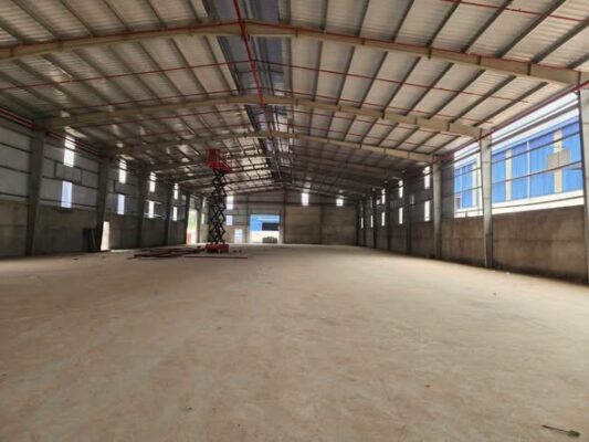 Một nhà xưởng đã hoạt động bình thường trong nhiều năm cho thấy công trình đã làm việc trong điều kiện tải trọng thực tế nhất định.